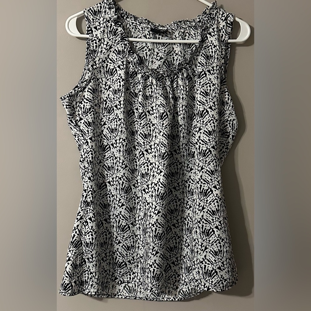 EAST 5th , size MEDIUM gorgeous Black &White sleeveless tank with Elegant Design